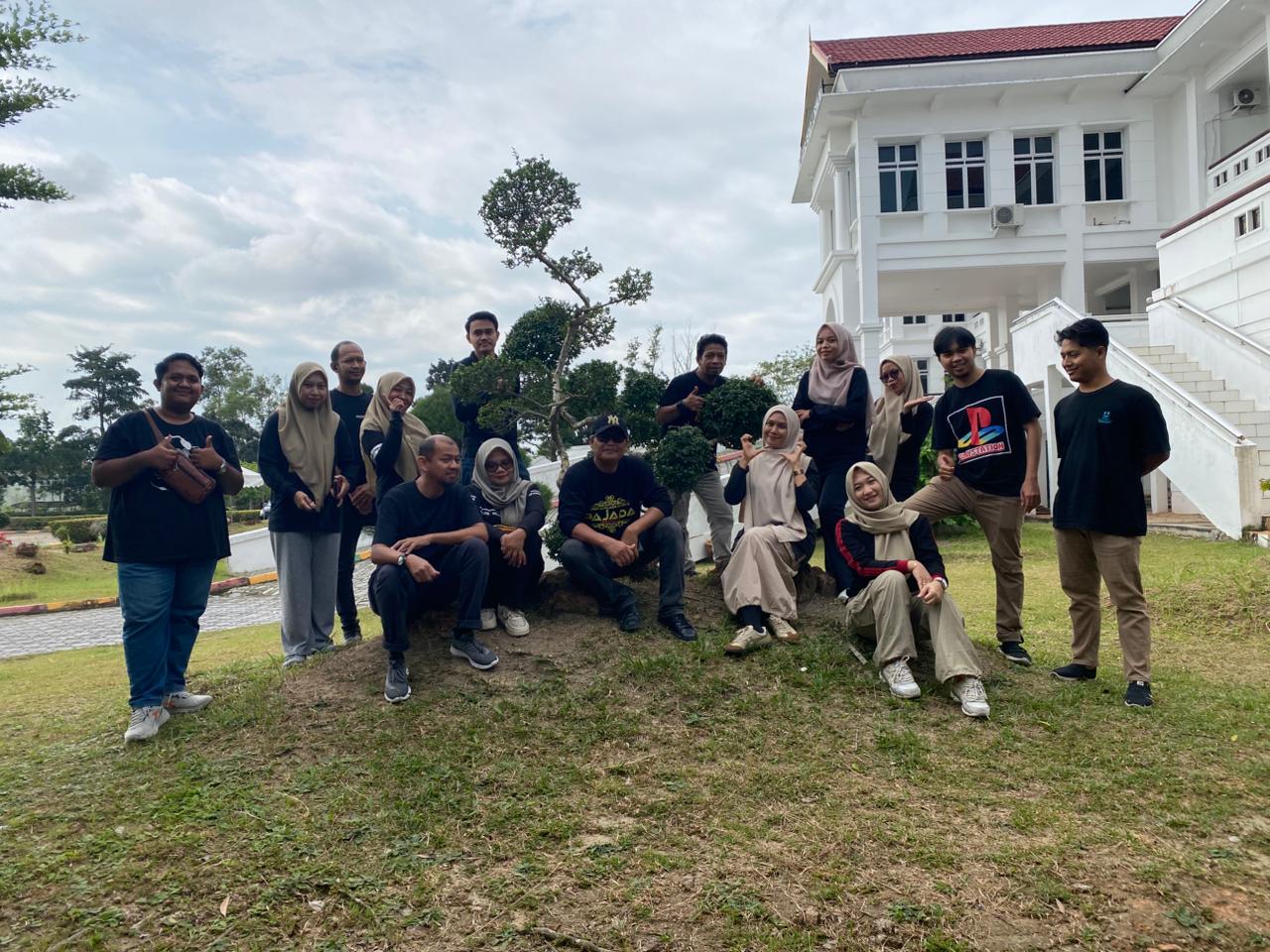 Gotong Royong di Lingkungan Setda Karimun
